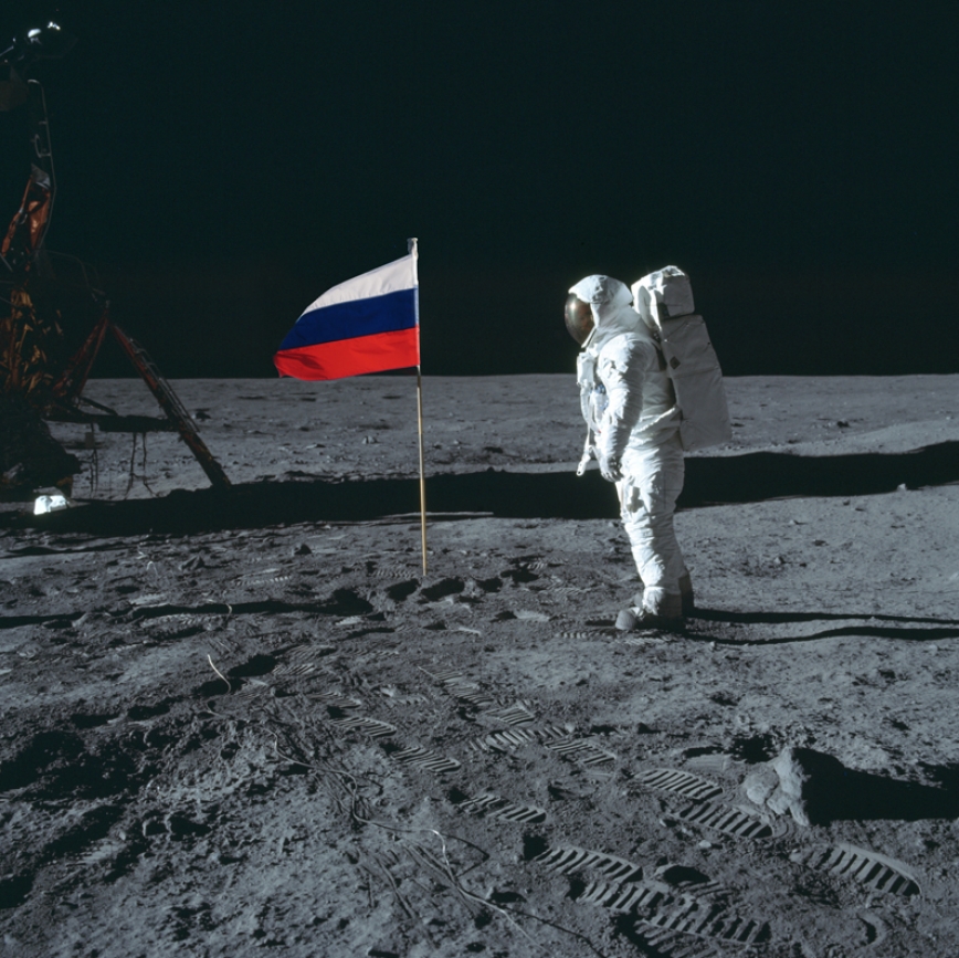 Moon russia. Флаг на Луне. Космонавты России на Луне. Американский флаг на Луне. Русские космонавты на Луне.